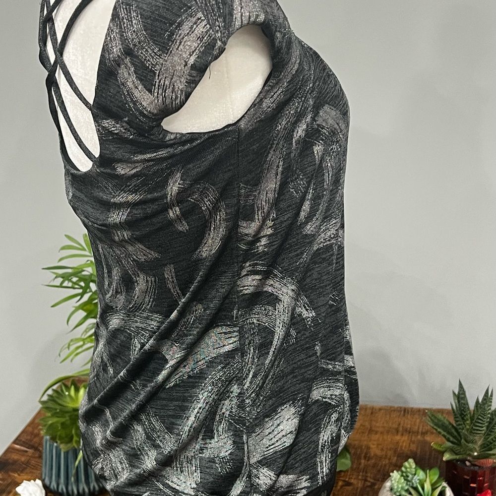 Limité Sleeveless Top - Picture 7 of 9